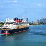 Líneas de cruceros de Disney saliendo del puerto de Miami