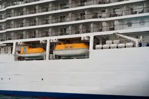 Cómo se preparan los cruceros para una emergencia en el mar